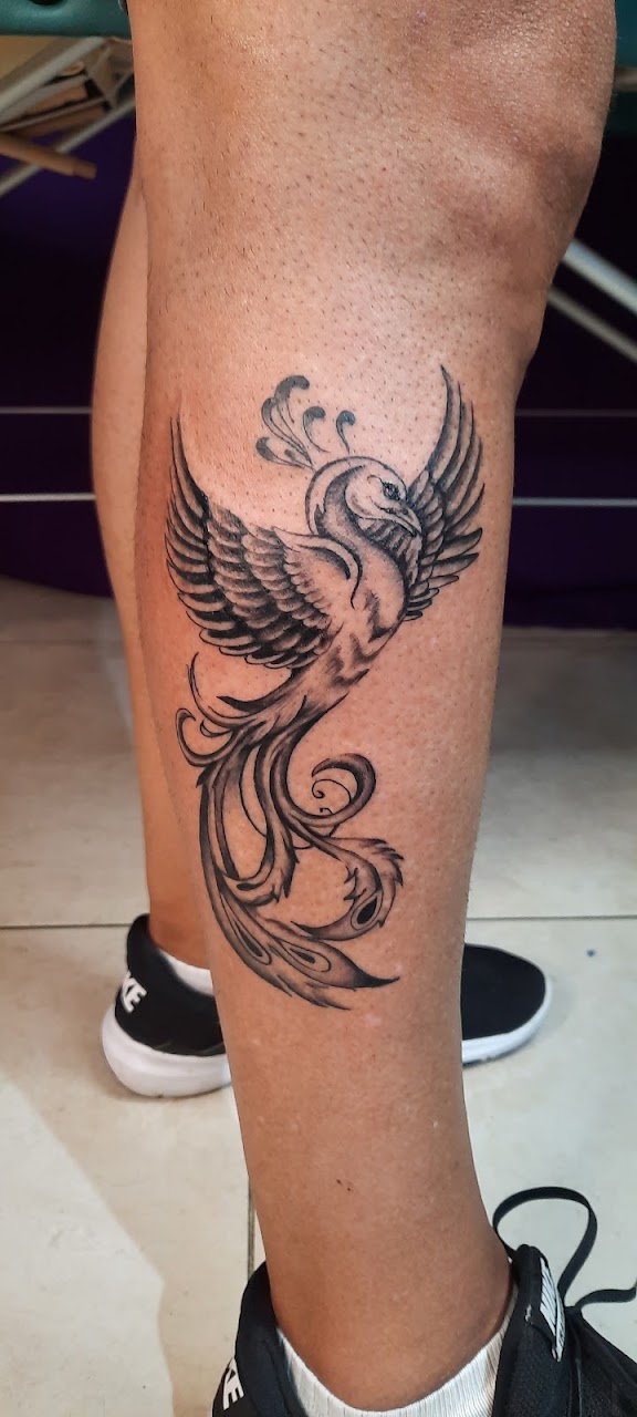 Tatuaje black and grey de ave fénix en la pierna, por Adriel Mazzeo